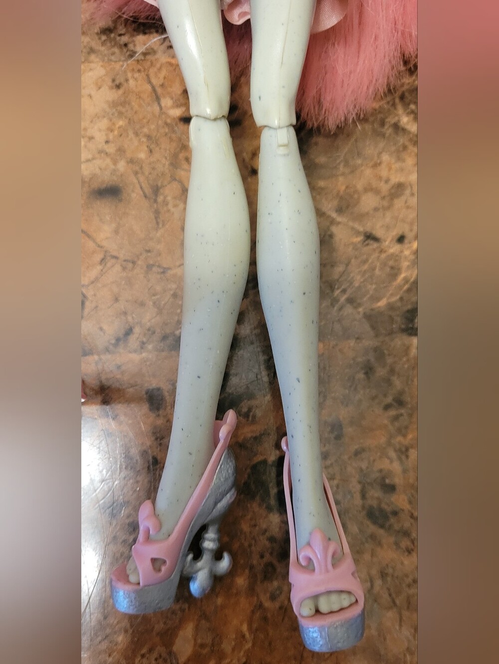 G1 Monster High Rochelle Goyle Ghouls Night Out With Wings & MH stand - Picture 3 of 9